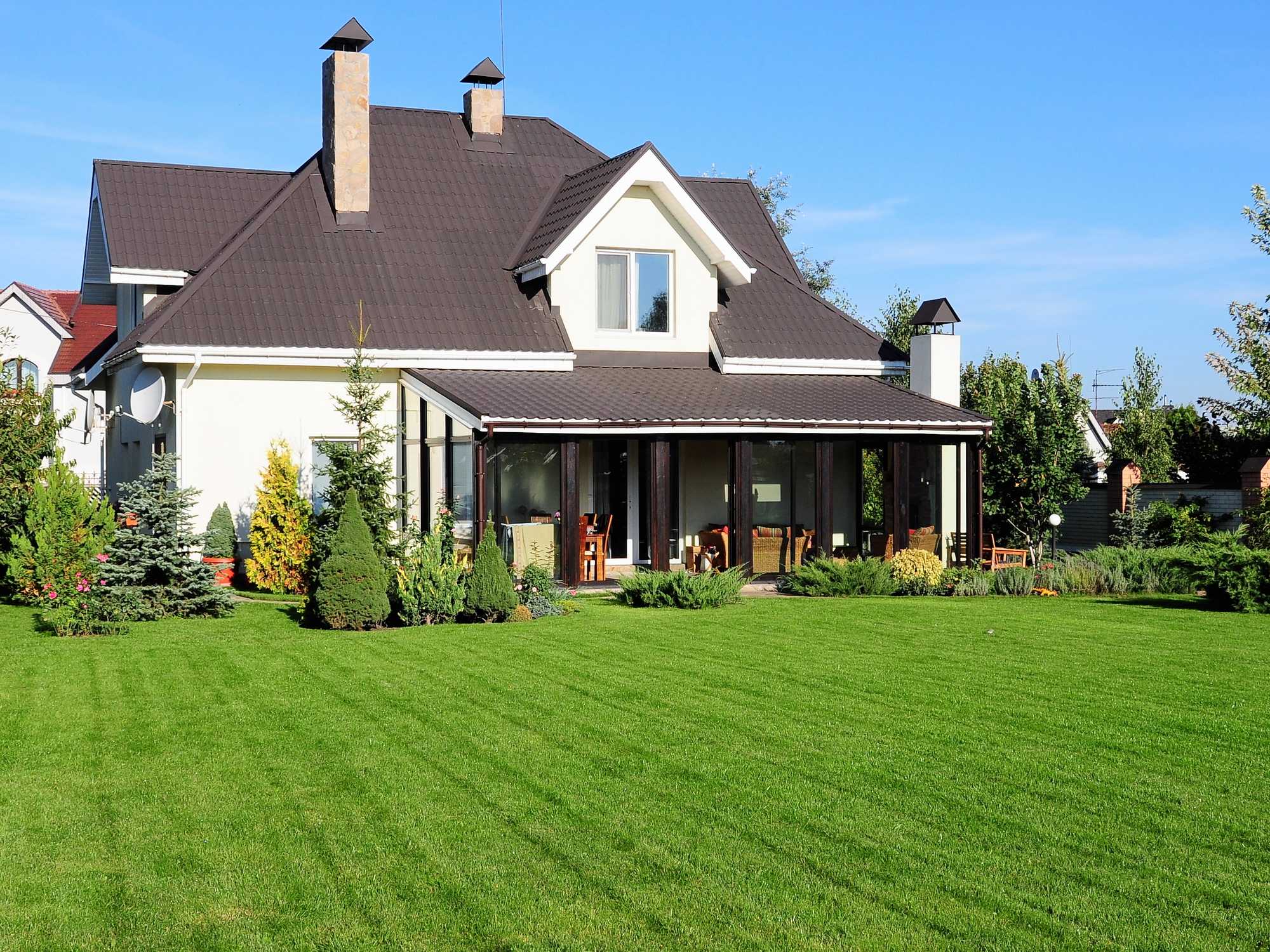 Фото земельных участков с домом. Загородный дом лужайка. Загородный дом с газоном. Красивый дом с участком. Красивый дом с газоном.